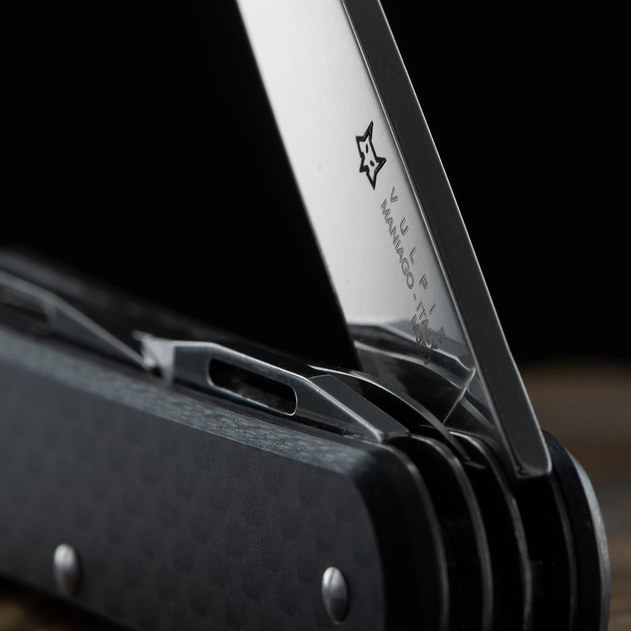 Fox Vulpis 4 Scissor Carbon Fibre Penknife 3 Fox Vulpis 4 Scissor Carbon Fibre Penknife